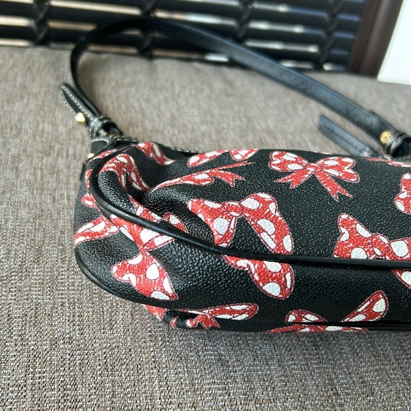 Disney Dooney & Bourke - Tokyo Disney Minnie Bows Pouchette - Picture 4 of 7